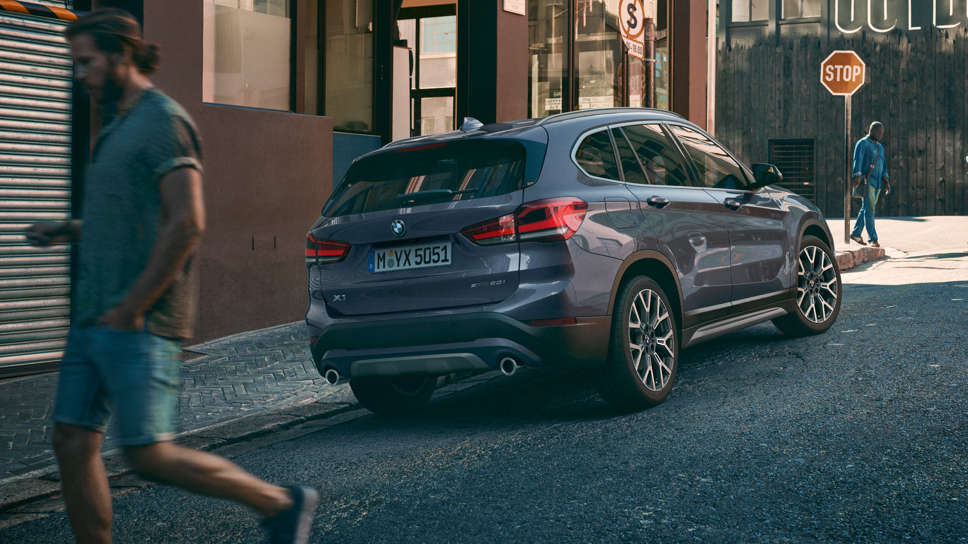 BMW X1, tylne światła LED. BMW X1, ujęcie z półprofilu od tyłu z widokiem tylnych świateł LED.