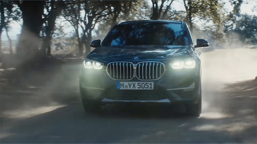 BMW X1 F48 LCI przedni półprofil BMW X1 F48 LCI przedni półprofil podczas jazdy na tle natury