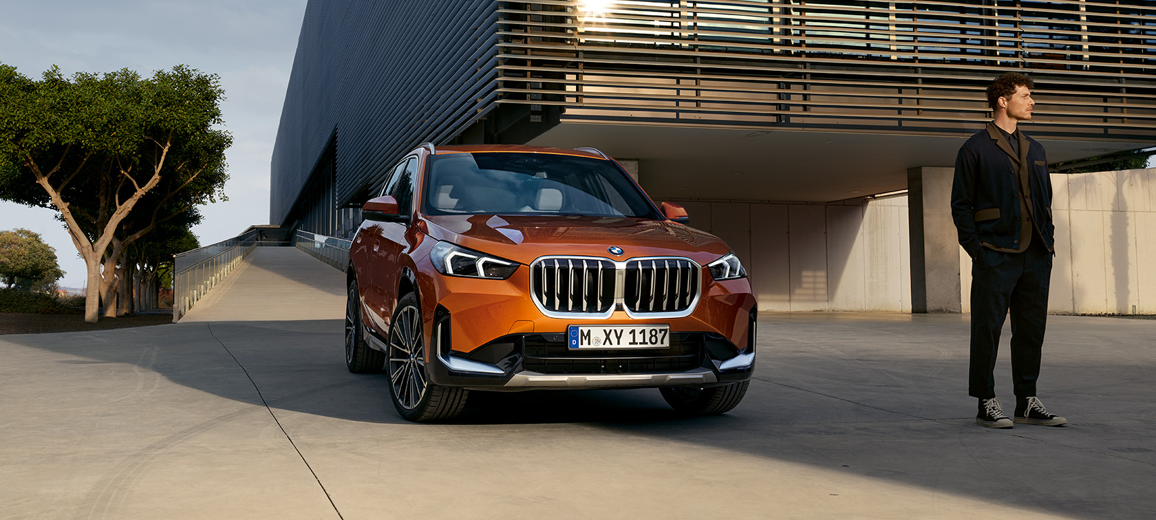 BMW X1 xDrive23i U11 ICE xLine pomarańczowy Utah metalizowany wygląd zewnętrzny najważniejsze cechy Wygląd zewnętrzny najważniejsze cechy BMW X1 xDrive23i U11 ICE xLine pomarańczowy Utah metalizowany 20-calowe obręcze kół BMW Individual ze stopów lekkich Multi Spoke 869 I