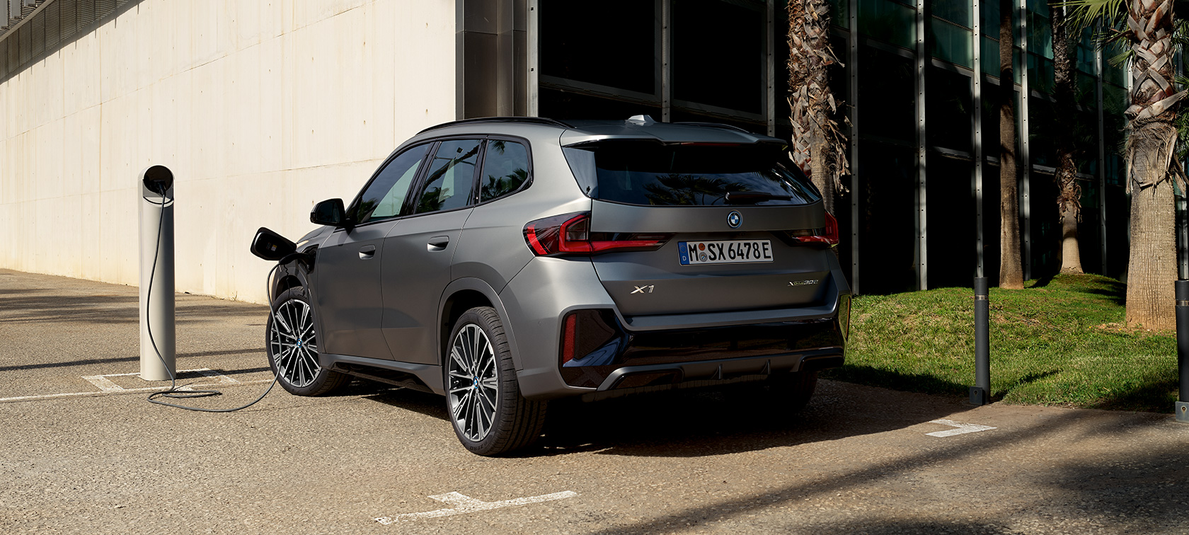 BMW X1 U11 PHEV mroźny czysty szary metalizowany ładowanie BMW X1 U11 PHEV mroźny czysty szary metalizowany najważniejsze cechy ładowania