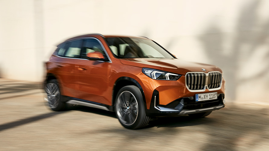 Dynamika jazdy BMW X1 U11 ICE xLine 2022 BMW X1 U11 ICE xLine pomarańczowy Utah metalizowany 2022 dynamika jazdy