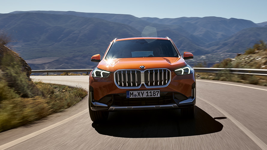 Systemy wspomagające kierowcę BMW X1 U11 ICE xLine 2022 BMW X1 U11 ICE xLine pomarańczowy Utah metalizowany 2022 systemy wspomagające kierowcę bezpieczeństwo