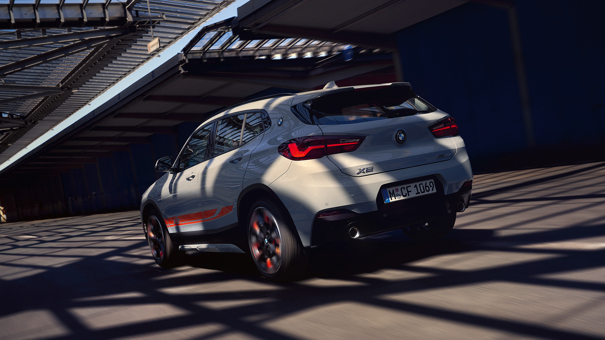 Boczny półprofil BMW X2 F39 BMW X2 2018 F39 galwaniczny złoty, metalizowany, widok z boku