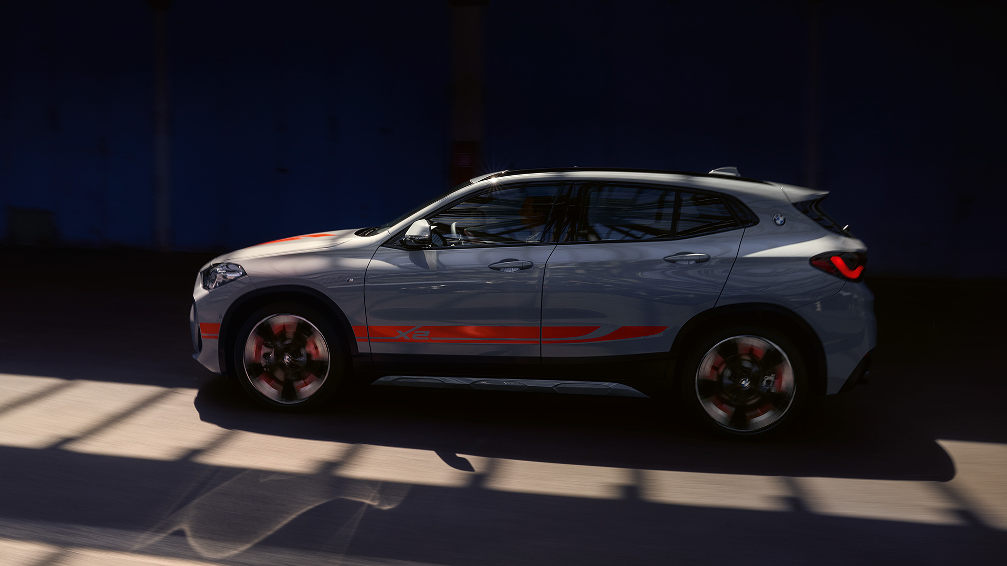 Widok z boku BMW X2 F39 BMW X2 2018 F39 galwaniczny złoty, metalizowany, widok z boku