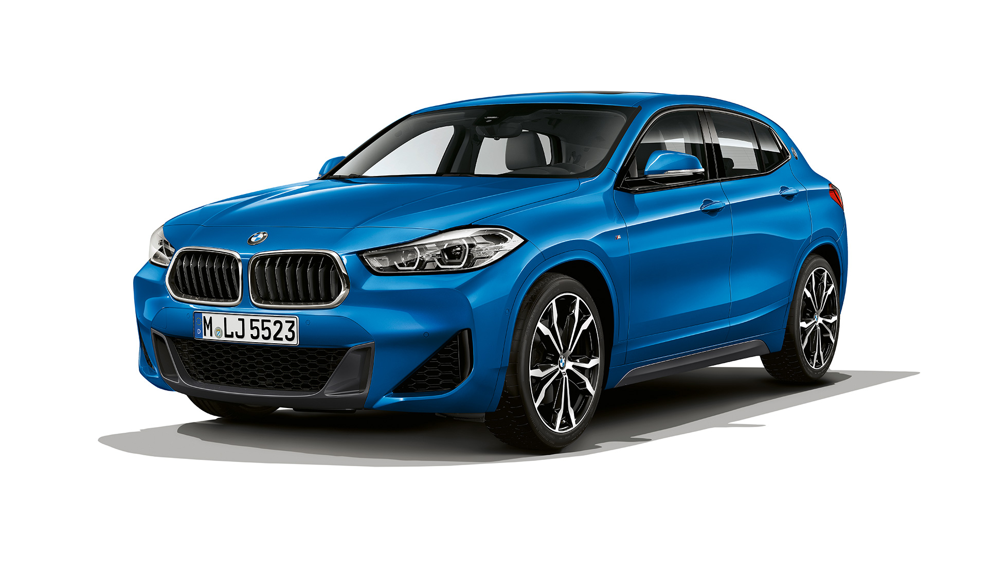 Przedni półprofil BMW X2 sDrive20i model M Sport BMW X2 sDrive20i model M Sport 2018 F39, niebieski Misano, metalizowany, przedni półprofil