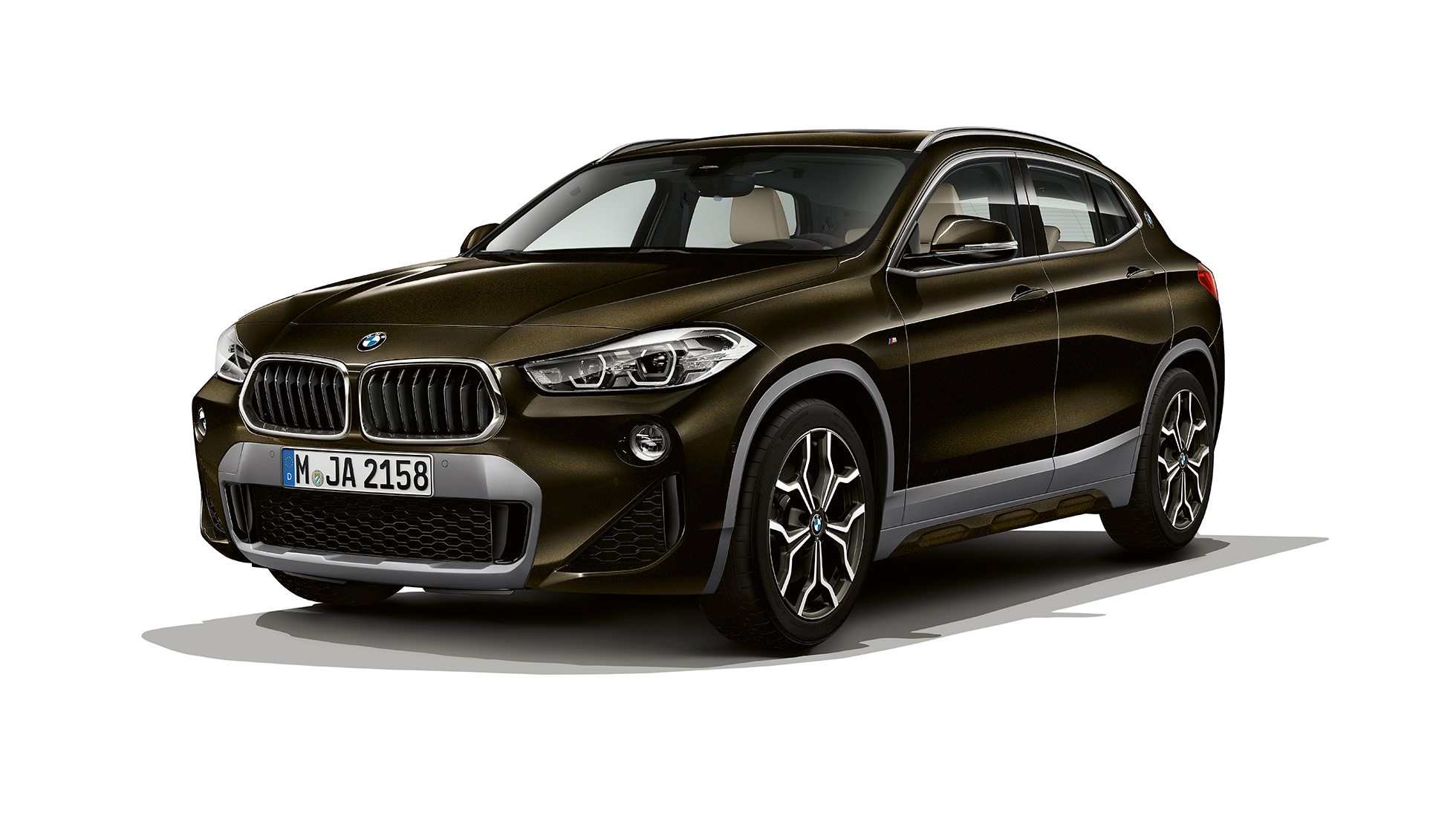 Przedni półprofil BMW X2 sDrive20i model M Sport X BMW X2 sDrive20i model M Sport X 2018 F39, połysk burzy z brylantowym połyskiem, przedni półprofil