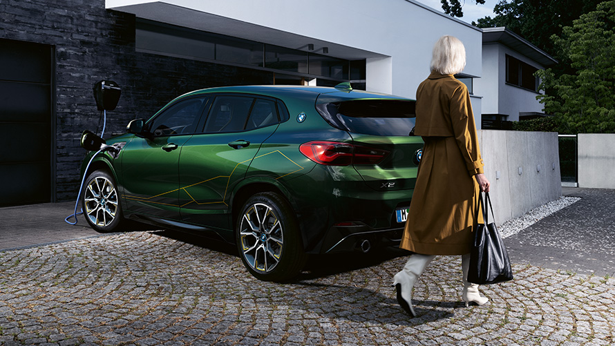 BMW X2 F39 zieleń San Remo metalizowany tylny półprofil z modelem BMW X2 F39 zieleń San Remo metalizowany tylny półprofil z modelem