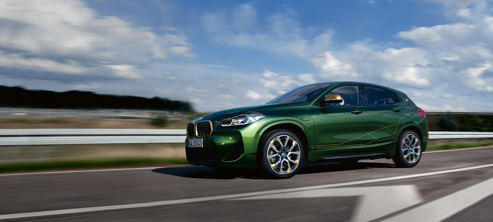 Półprofil podczas jazdy BMW X2 F39 zieleń San Remo metalizowany
