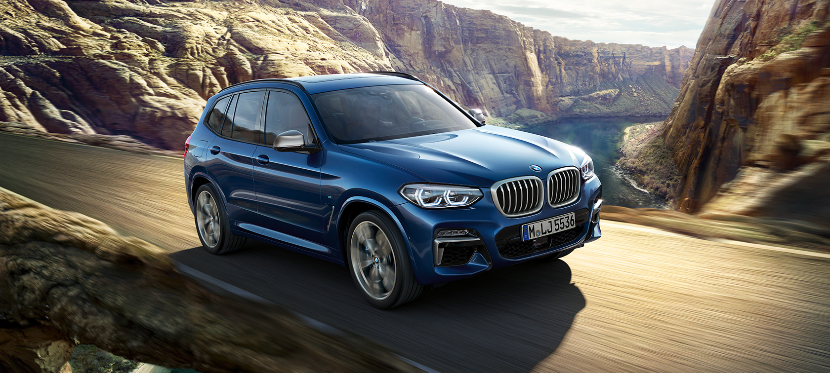 BMW X3 M40i, ujęcie podczas jazny na tle kanionu BMW X3 M40i, ujęcie podczas jazny na tle kanionu