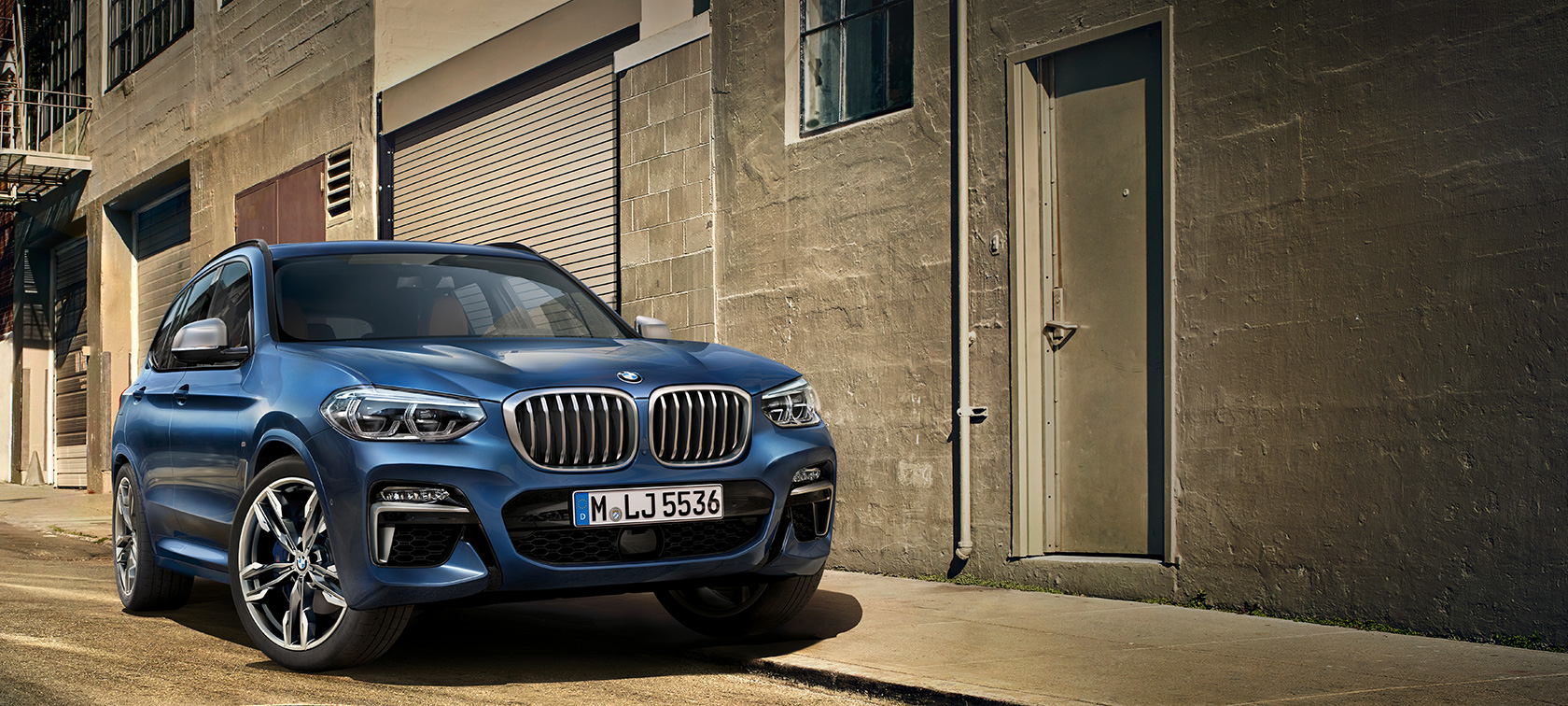 BMW X3 M40i, ujęcie podczas postoju na tle domu BMW X3 M40i, ujęcie podczas postoju na tle domu