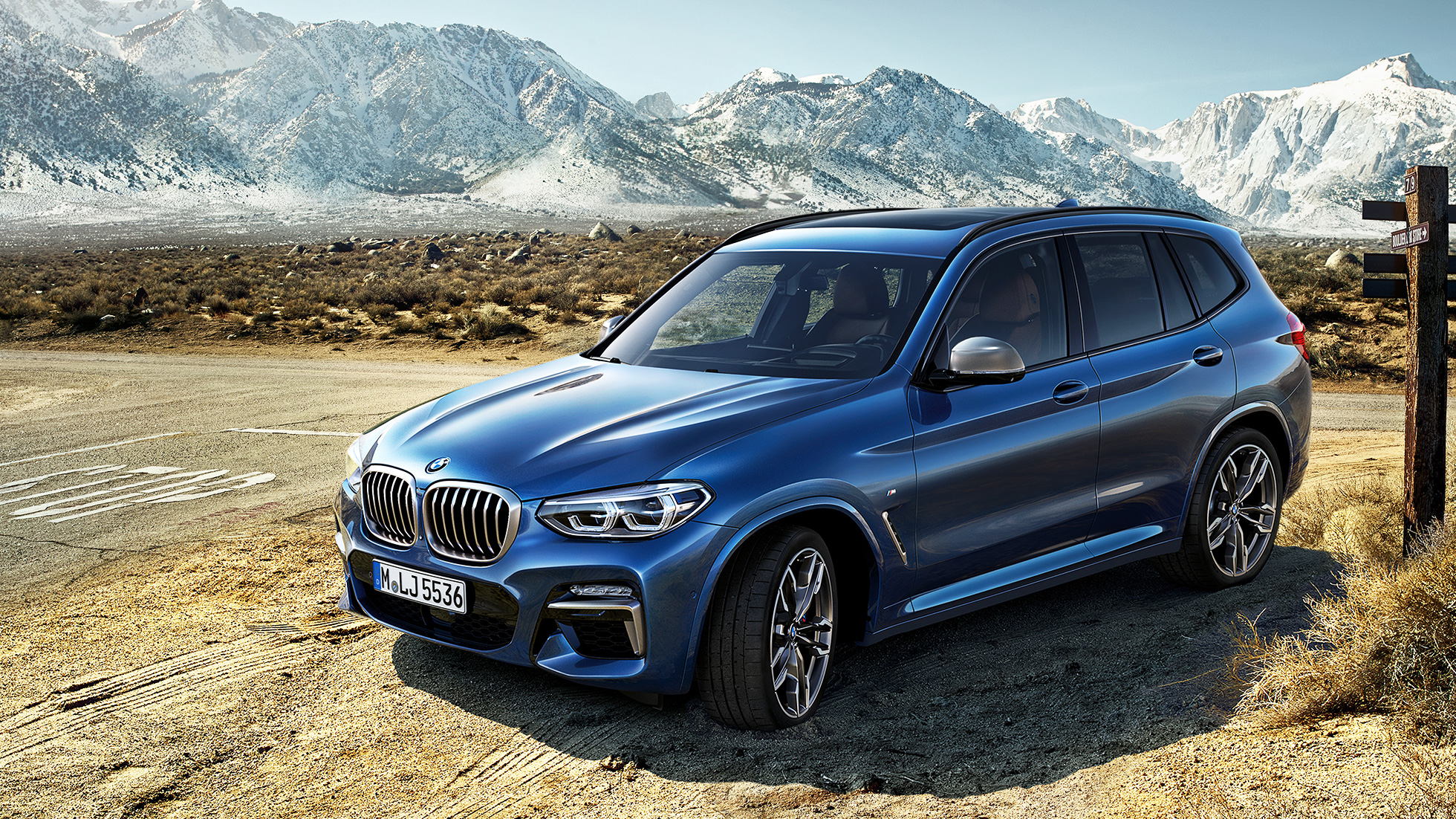 BMW X3 M40i, trzy czwarte przedniego ujęcia w górach BMW X3 M40i, trzy czwarte przedniego ujęcia w górach