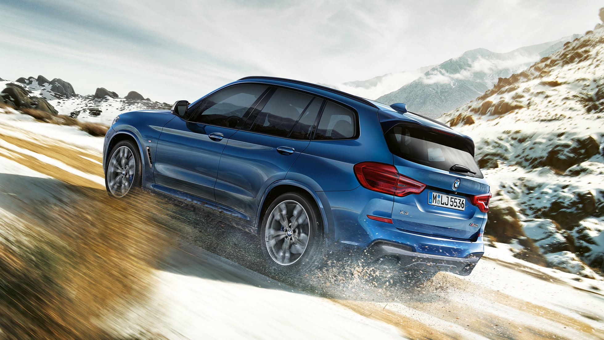 BMW X3 M40i podjeżdżające pod górę BMW X3 M40i podjeżdżające pod górę