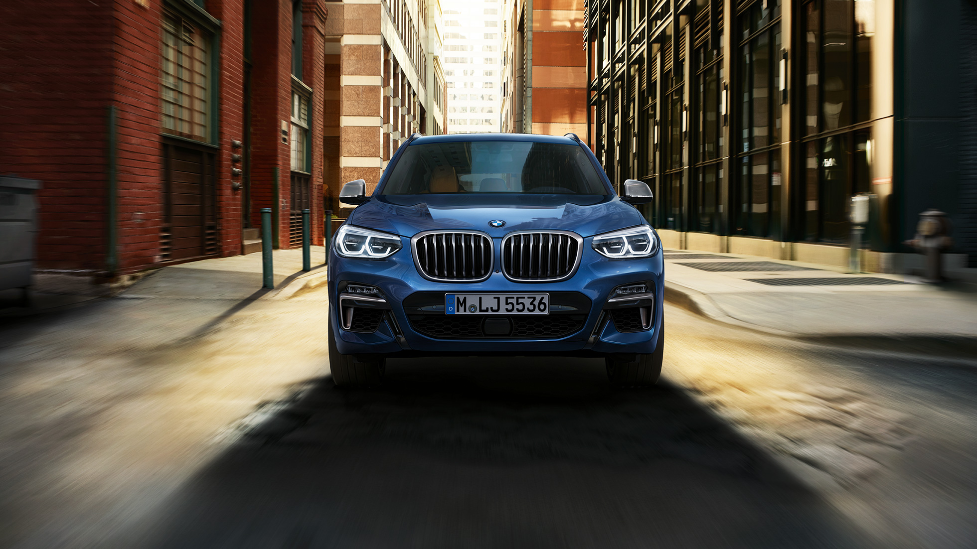 BMW X3 M40i, ujęcie z przodu na tle miasta BMW X3 M40i, ujęcie z przodu na tle miasta