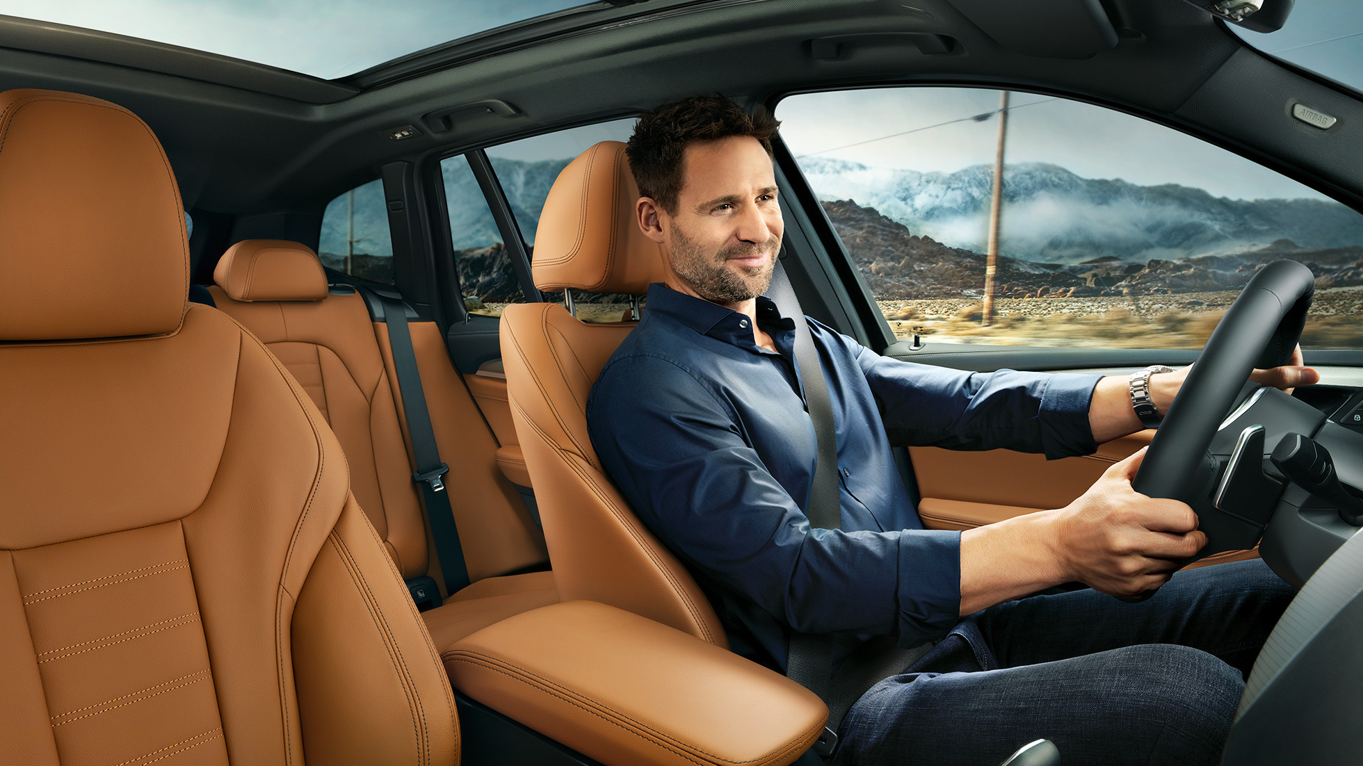 BMW X3 M40i, kokpit z mężczyzną za kierownicą BMW X3 M40i, kokpit z mężczyzną za kierownicą
