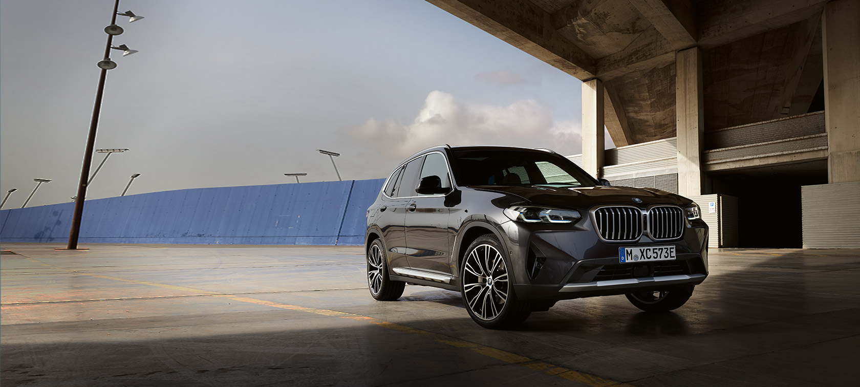 BMW X3 G01 2021 szary Sophisto przedni półprofil przed hangarem