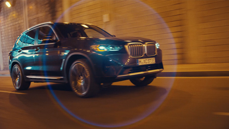 BMW X3 G01 2021 dynamika jazdy szary Sophisto BMW X3 G01 2021 dynamika jazdy przedni półprofil podczas jazdy szary Sophisto