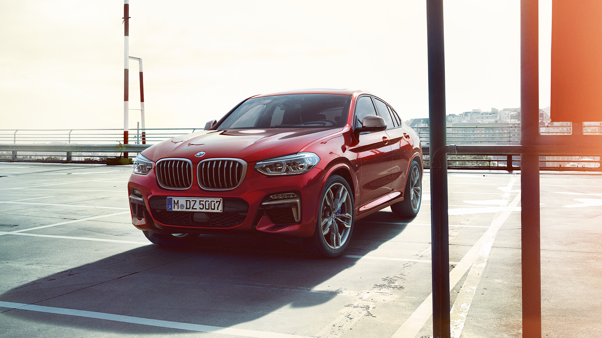 Wygląd zewnętrzny BMW X4 BMW X4 M40i G02 2018 czerwień Flamenco z brylantowym połyskiem, przedni półprofil