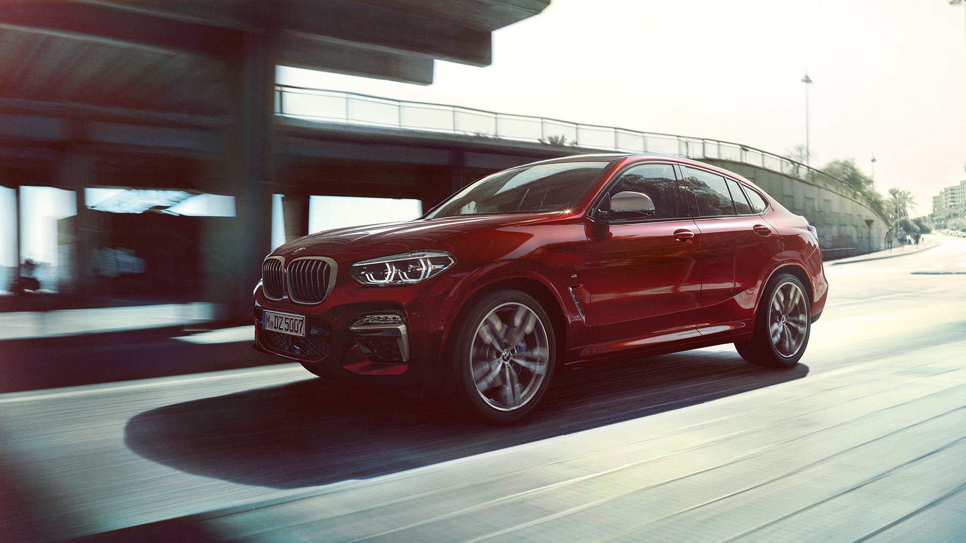Dynamiczny przód BMW X4 BMW X4 M40i G02 2018 czerwień Flamenco z brylantowym połyskiem, przedni półprofil