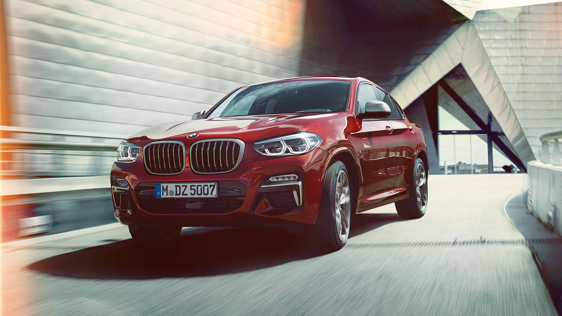 Przedni półprofil BMW X4 BMW X4 M40i G02 2018 czerwień Flamenco z brylantowym połyskiem, przedni półprofil