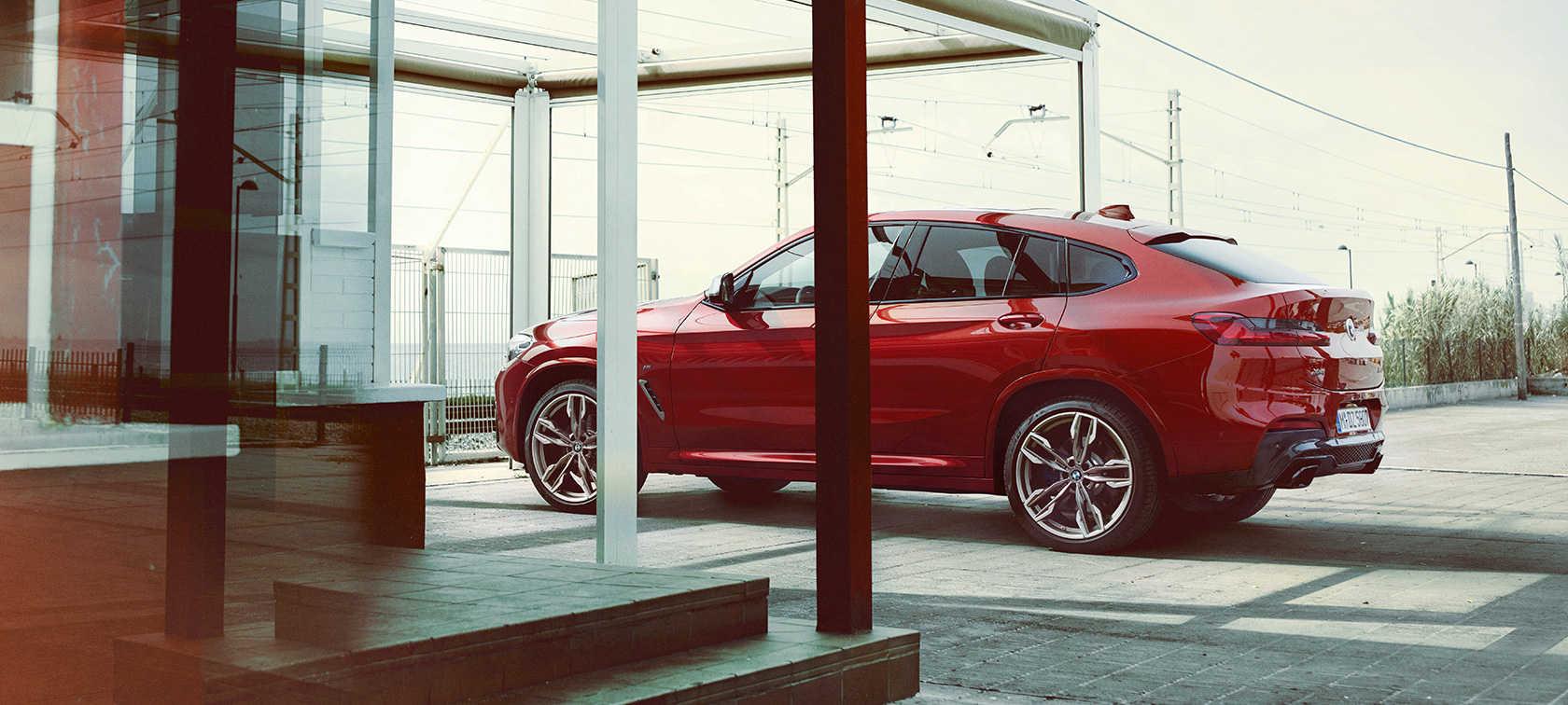 BMW X4, widok z boku BMW X4 M40i G02 2018 czerwień Flamenco z brylantowym połyskiem, widok z boku