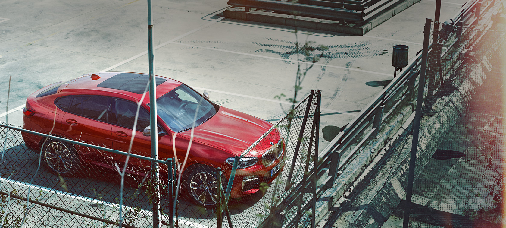 BMW X4 parkujące BMW X4 G02 2018 czerwień Flamenco z brylantowym połyskiem, widok z góry