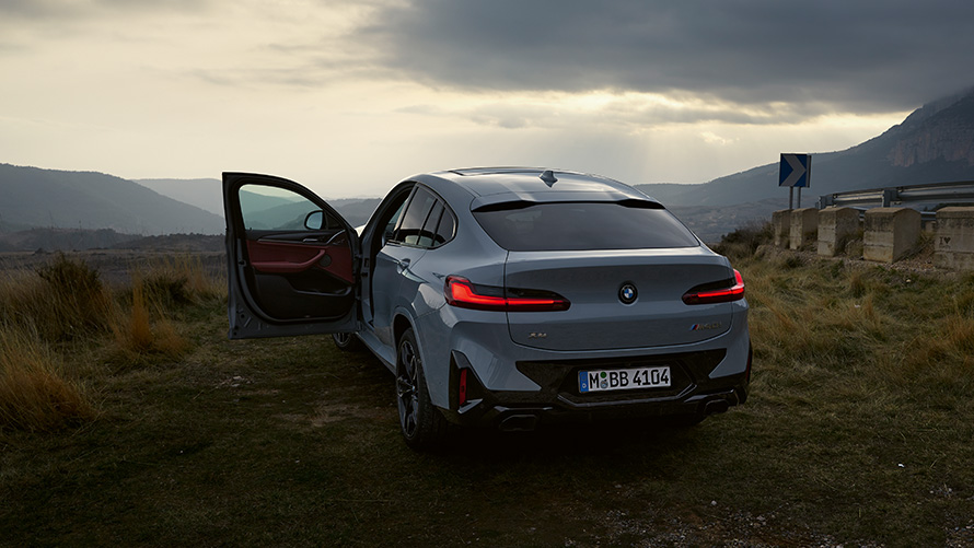 BMW X4 G02 druga generacja półprofil podczas jazdy na ulicy Modele BMW X BMW X4 G02 druga generacja półprofil podczas jazdy na ulicy