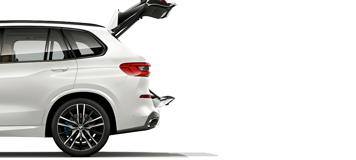 BMW X5 z otwartą pokrywą bagażnika Widok boczny BMW X5, obie pokrywy bagażnika otwarte