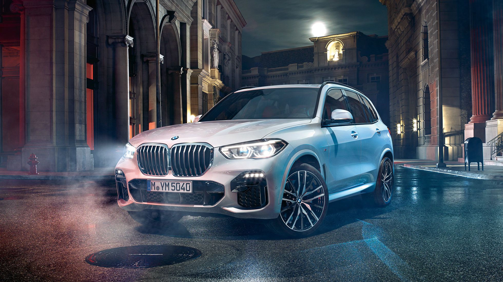 BMW X5, przedni półprofil BMW X5 G05 2018, biel mineralna, metalizowany, przedni półprofil, podczas postoju nocą