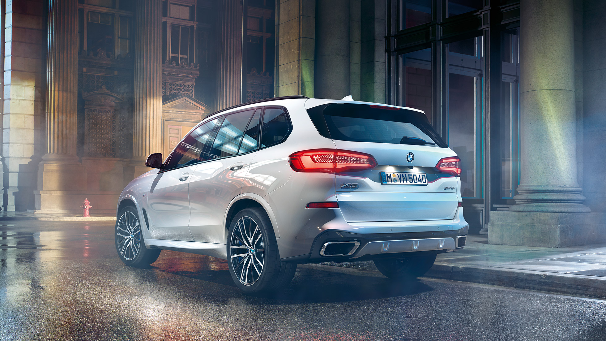 BMW X5 xDrive40i, tylny półprofil BMW X5 xDrive40i G05 2018, biel mineralna, metalizowany, tylny półprofil