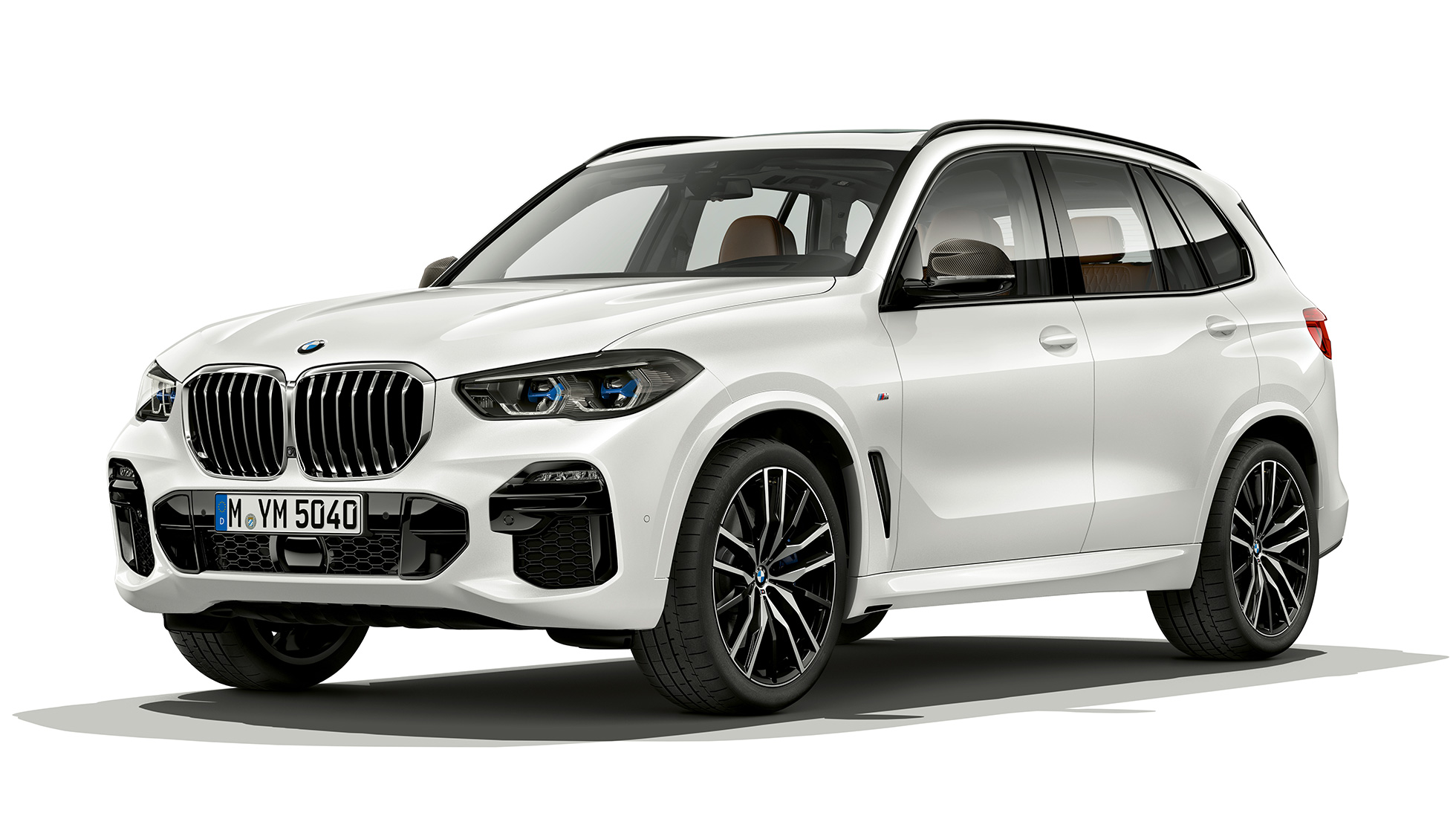 Model M Sport BMW X5 xDrive40i, przedni półprofil Model M Sport BMW X5 xDrive40i G05 2018, biel mineralna, metalizowany, przedni półprofil