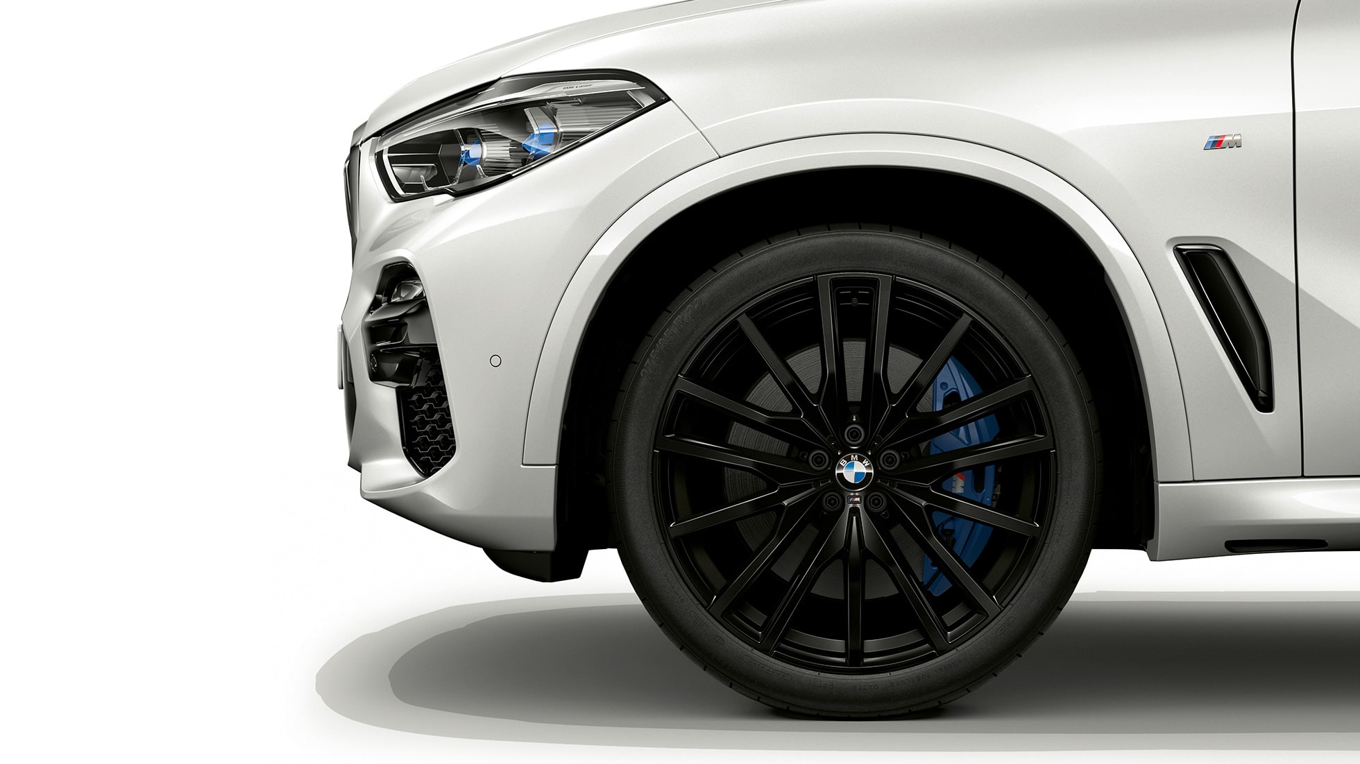 Model M Sport BMW X5 xDrive40i, przedni półprofil z obręczą koła Model M Sport BMW X5 xDrive40i G05 2018, biel mineralna, metalizowany, przedni półprofil z obręczą koła