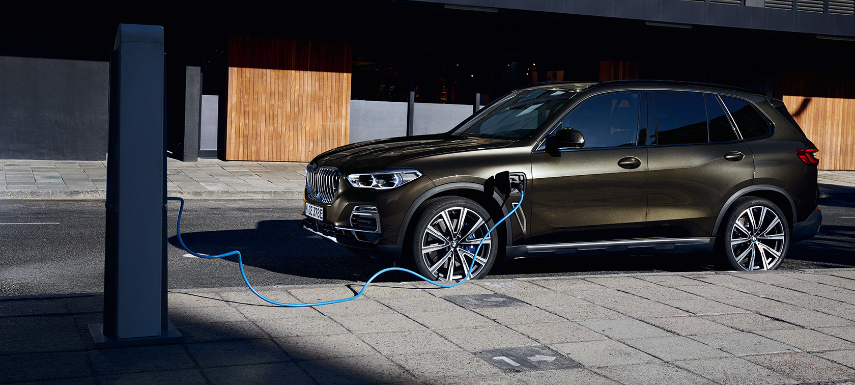 Hybryda plug-in BMW X5 xDrive45e G05 półprofil Hybryda plug-in BMW X5 xDrive45e G05 półprofil podczas ładowania