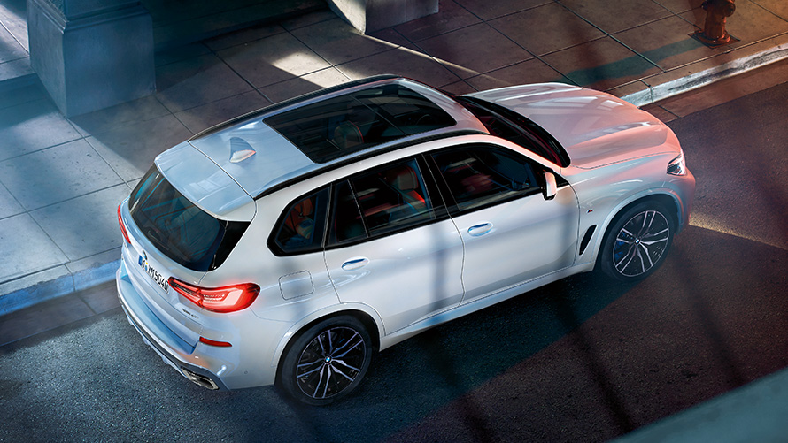 BMW X5 podczas postoju widok z góry BMW X5 podczas postoju widok z góry