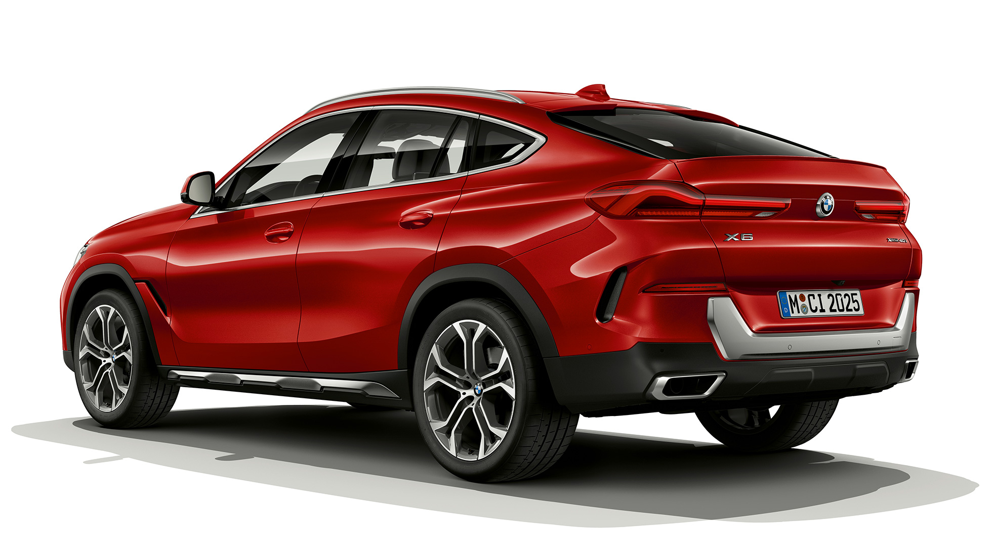 BMW X6 w wariancie BMW xLine, widok od tyłu. BMW X6 w wariancie BMW xLine w perspektywie półprofilu od tyłu.