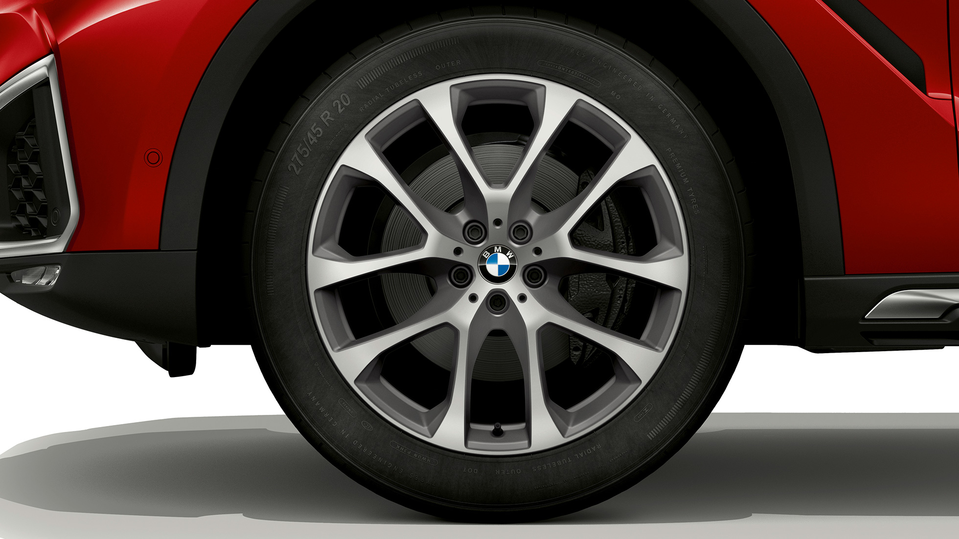 BMW X6 w wariancie BMW xLine, obręcze kół ze stopu lekkiego. BMW X6 w wariancie BMW xLine z widokiem obręczy ze stopu lekkiego.