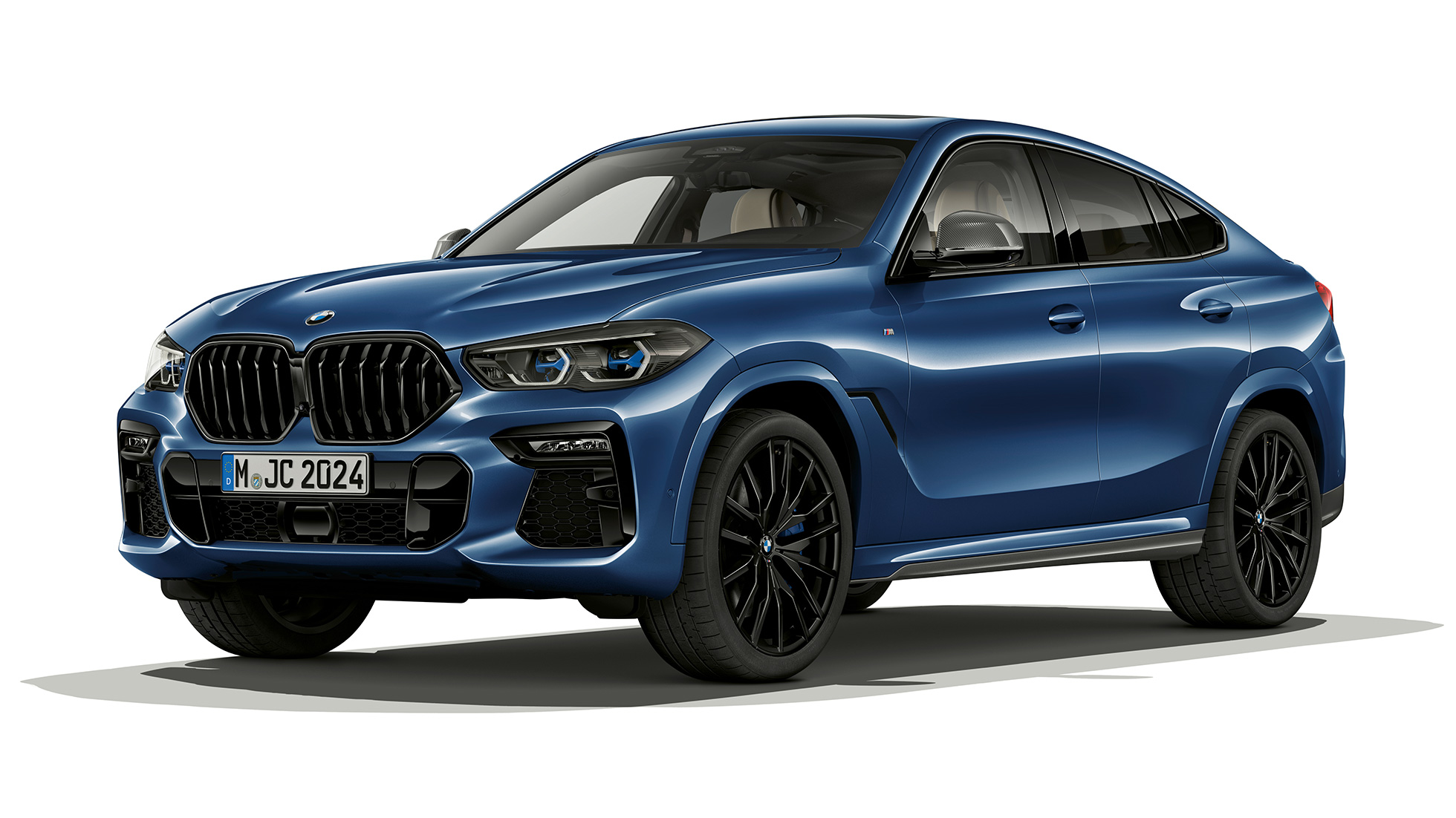 BMW X6 z pakietem M Sport, wygląd zewnętrzny. BMW X6 z pakietem M Sport w perspektywie półprofilu od przodu.