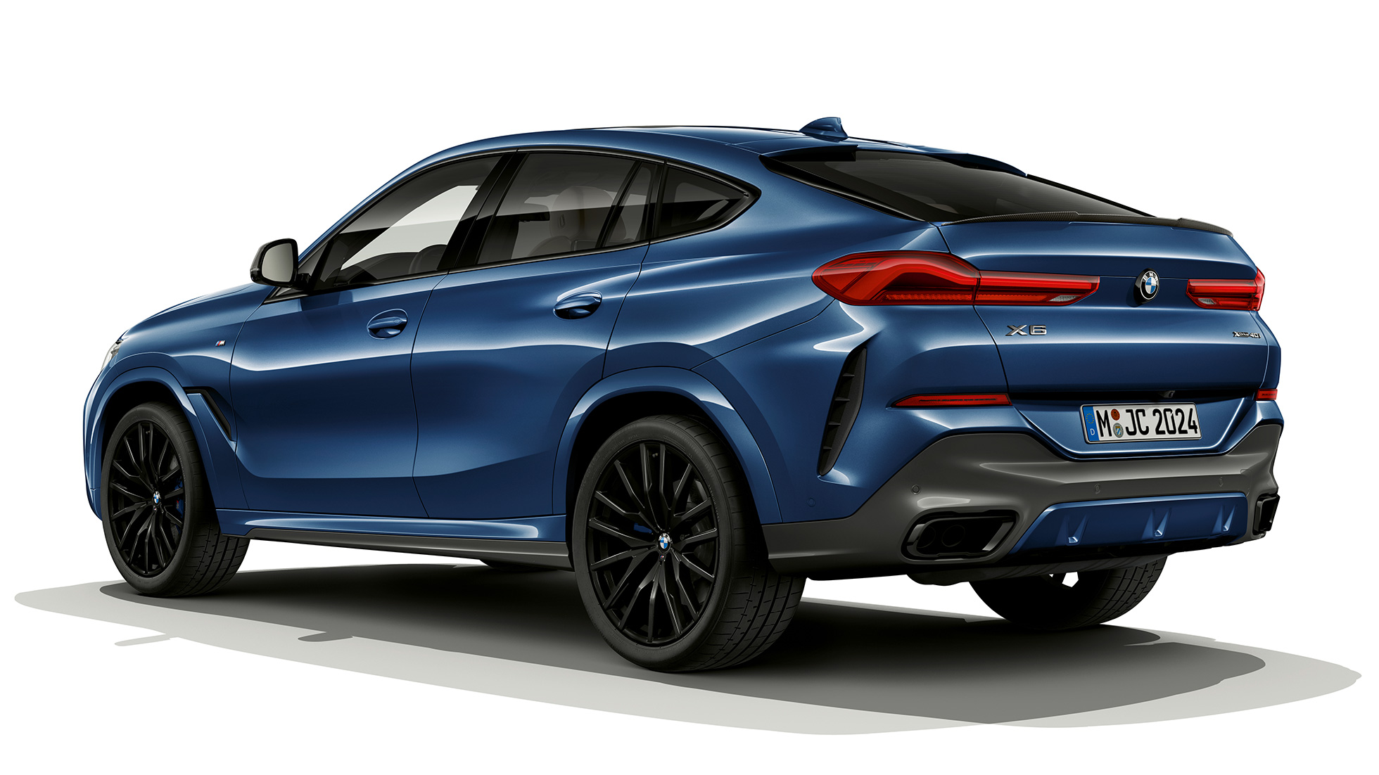 BMW X6 z pakietem M Sport, widok od tyłu. BMW X6 z pakietem M Sport w perspektywie półprofilu od tyłu.