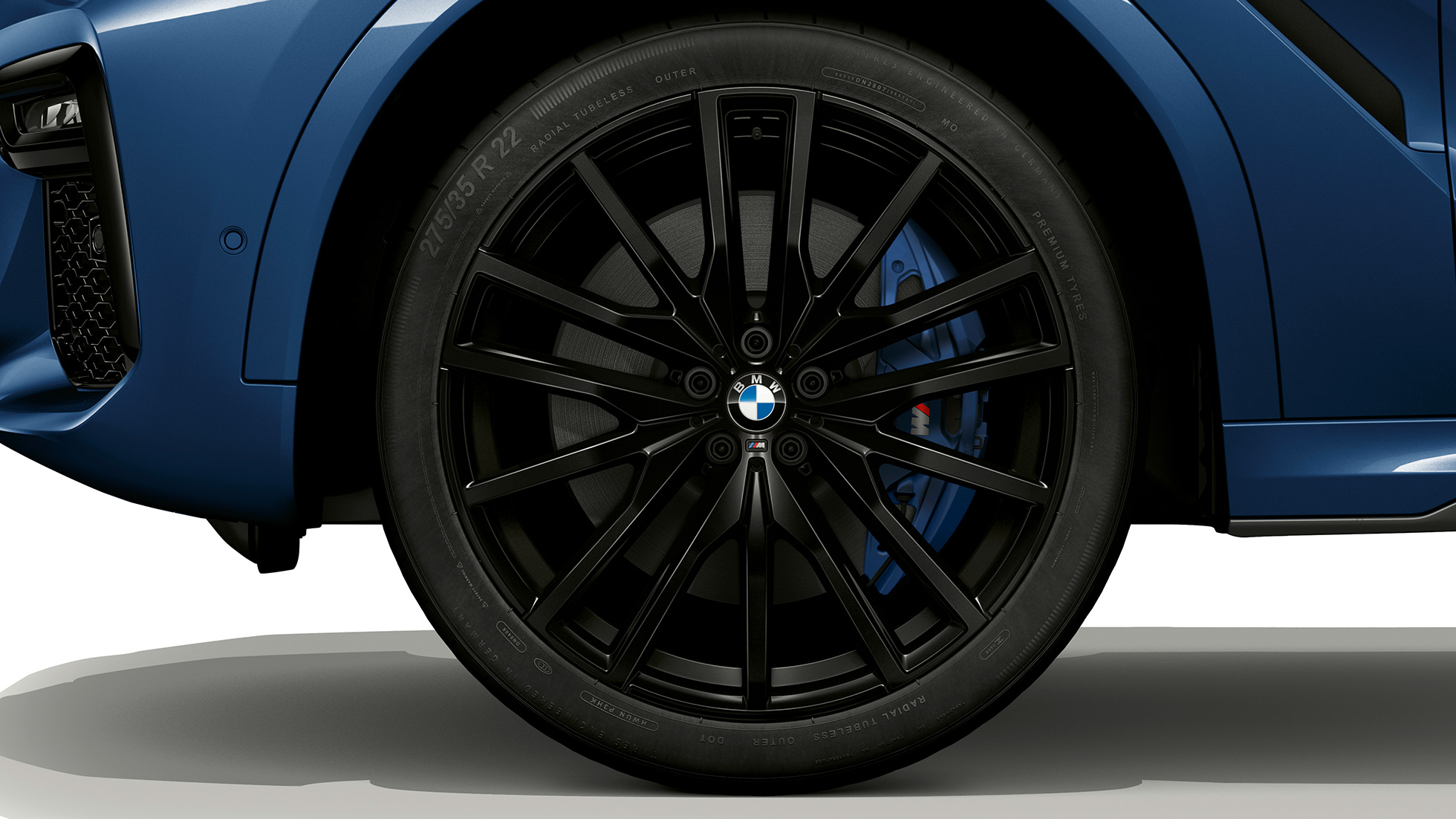 BMW X6 z pakietem M Sport, obręcze kół ze stopu lekkiego. BMW X6 z pakietem M Sport z widokiem obręczy ze stopu lekkiego.