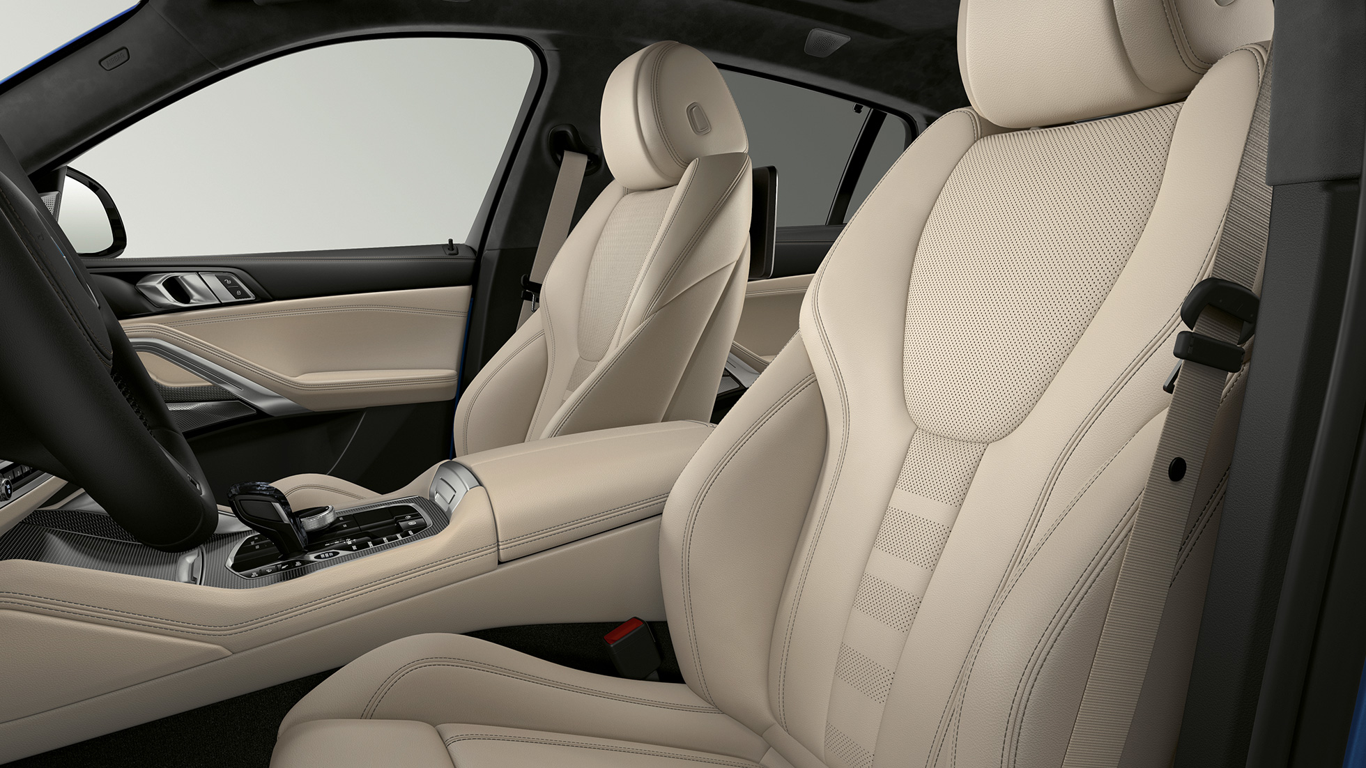 BMW X6 z pakietem M Sport, tapicerka. Wnętrze BMW X6 z pakietem M Sport z widokiem tapicerki.