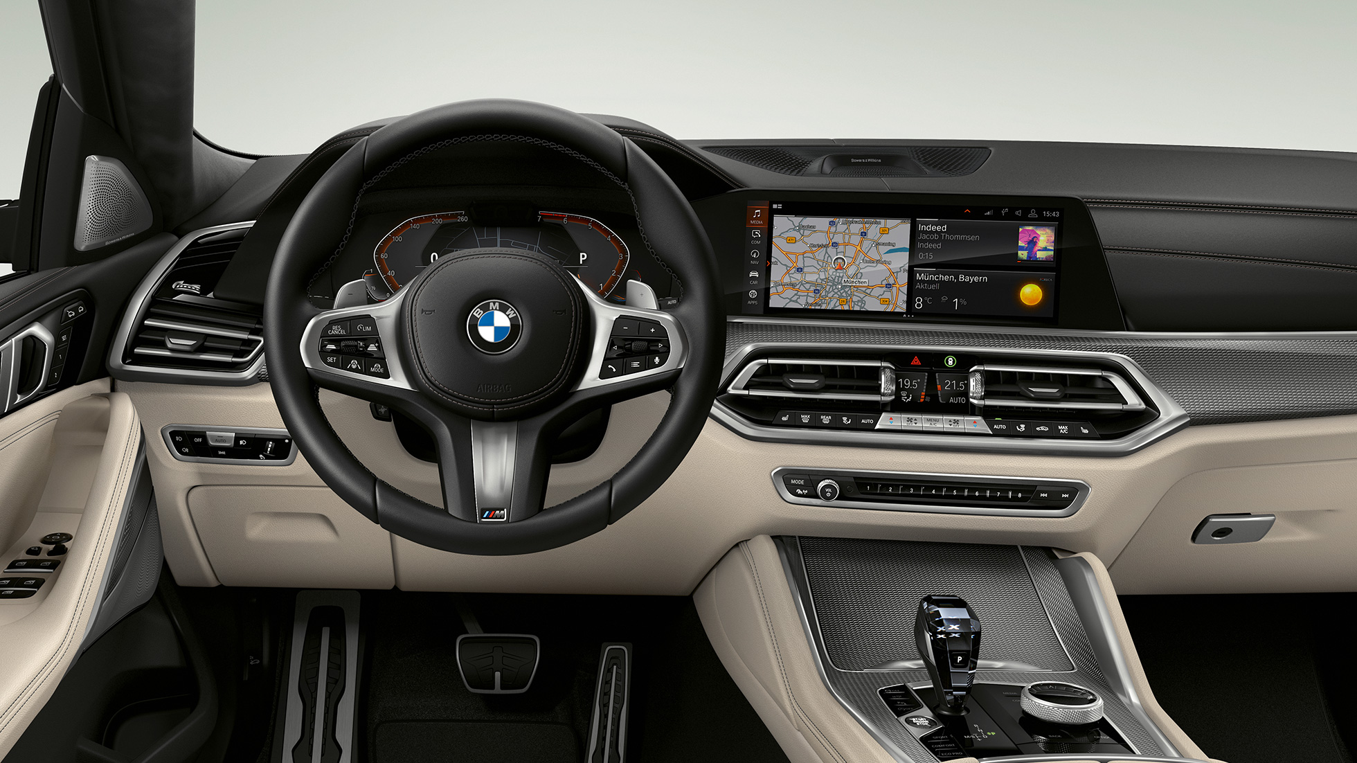 BMW X6 z pakietem M Sport, kokpit. Wnętrze BMW X6 z pakietem M Sport z widokiem kokpitu.