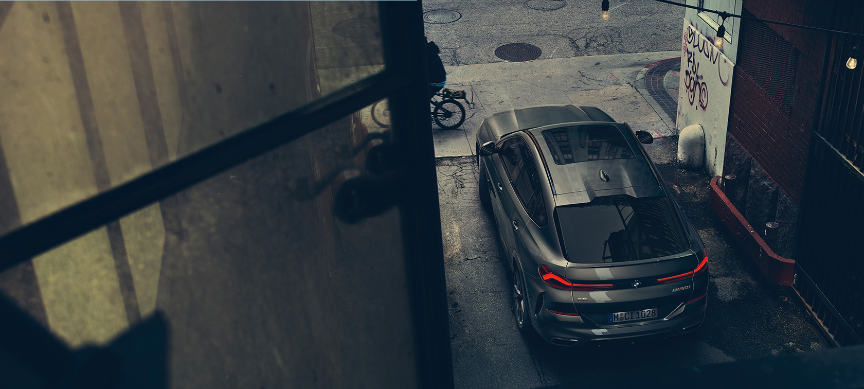 Widok BMW X6 od tyłu. Widok tyłu BMW X6 z lotu ptaa.