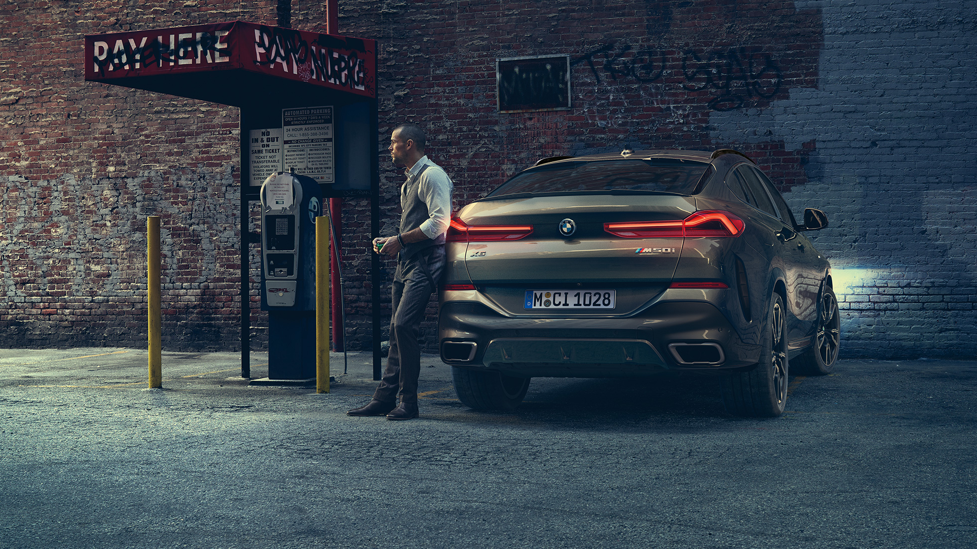 Tył BMW X6. BMW X6 w perspektywie od tyłu na tle scenerii miejskiej.