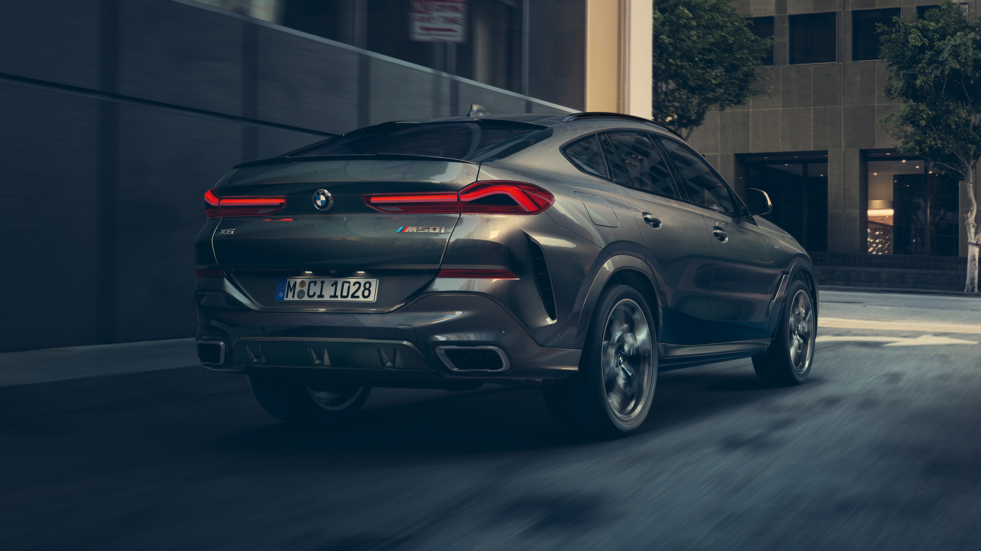 Adaptacyjne zawieszenie M Professional. Ujęcie BMW X6 w półprofilu od tyłu.