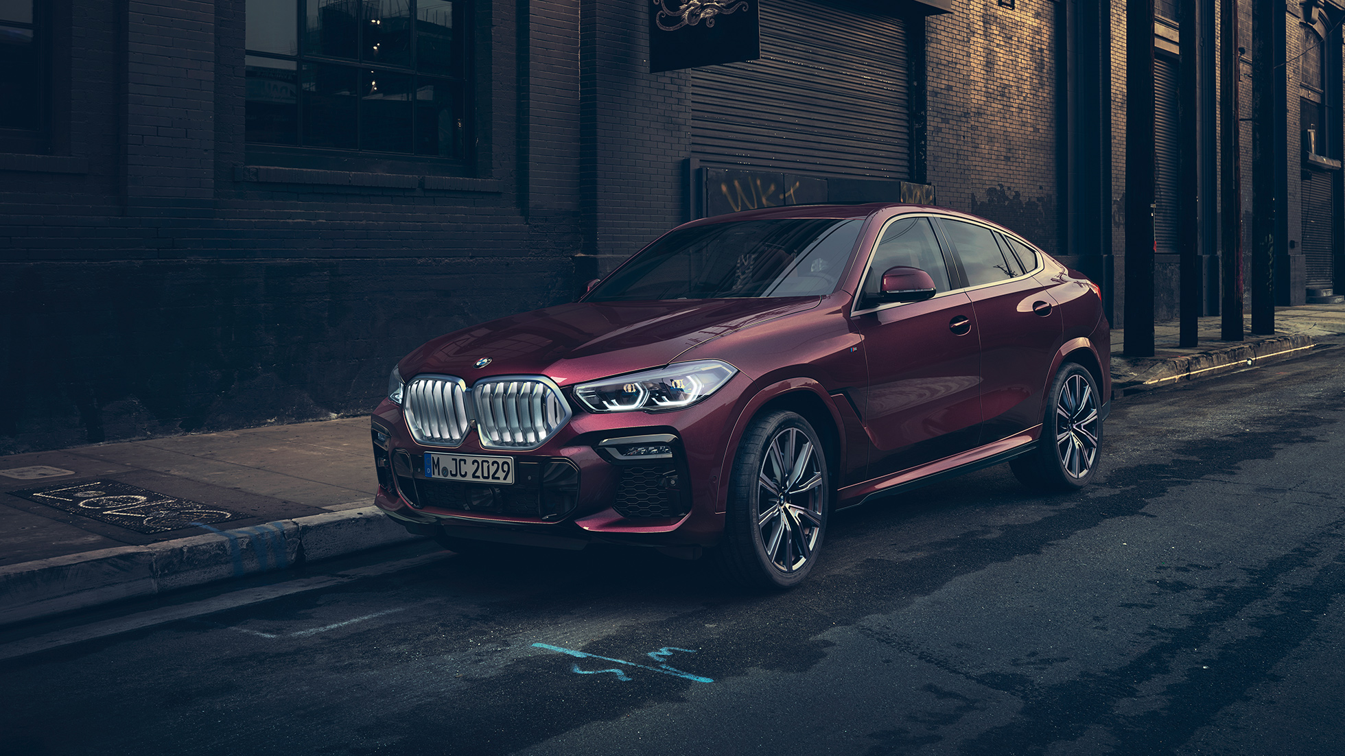 Wygląd zewnętrzny BMW X6 Individual. BMW X6 Individual stojący w miejscu w ujęciu z półprofilu od przodu.