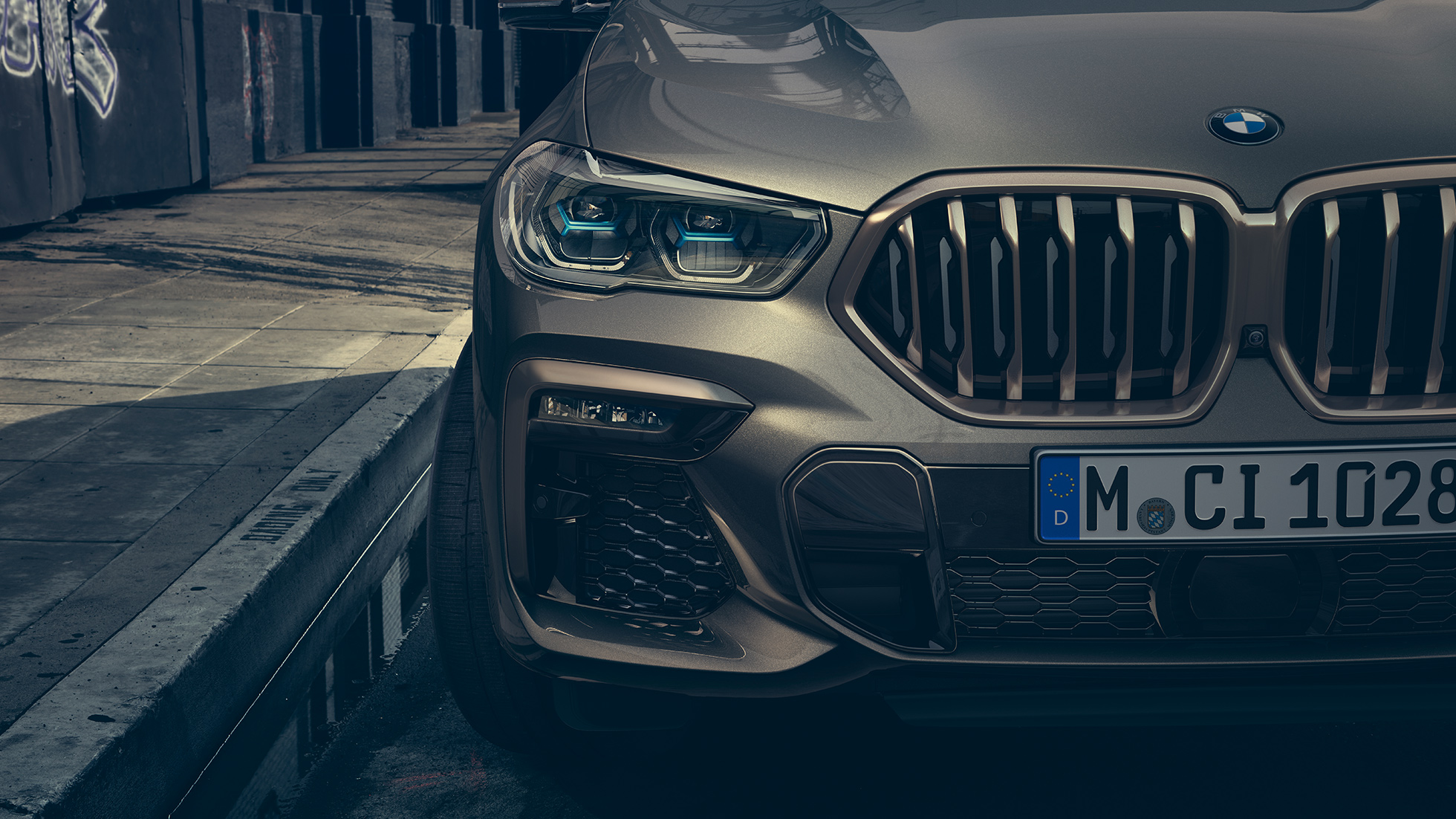 BMW Laserlight. Zbliżenie na BMW X6 z widokiem reflektorów Laserlight.