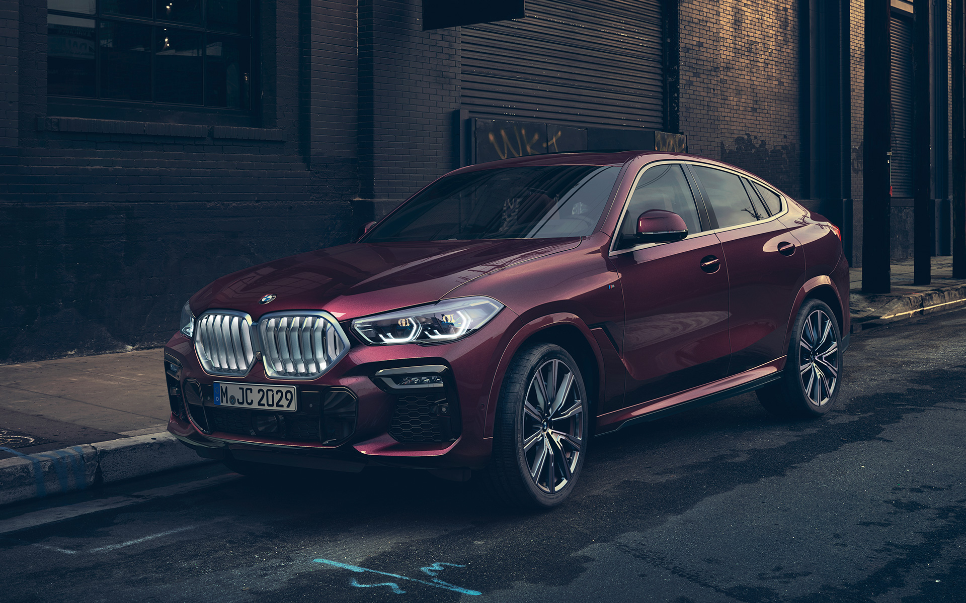 Przedni półprofil BMW X6 Individual G06 2019 BMW X6 Individual G06 2019 ametryn metalizowany przedni półprofil podczas jazdy