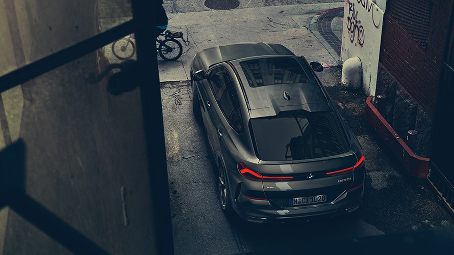 BMW X6 podczas postoju widok z góry BMW X6 podczas postoju widok z góry