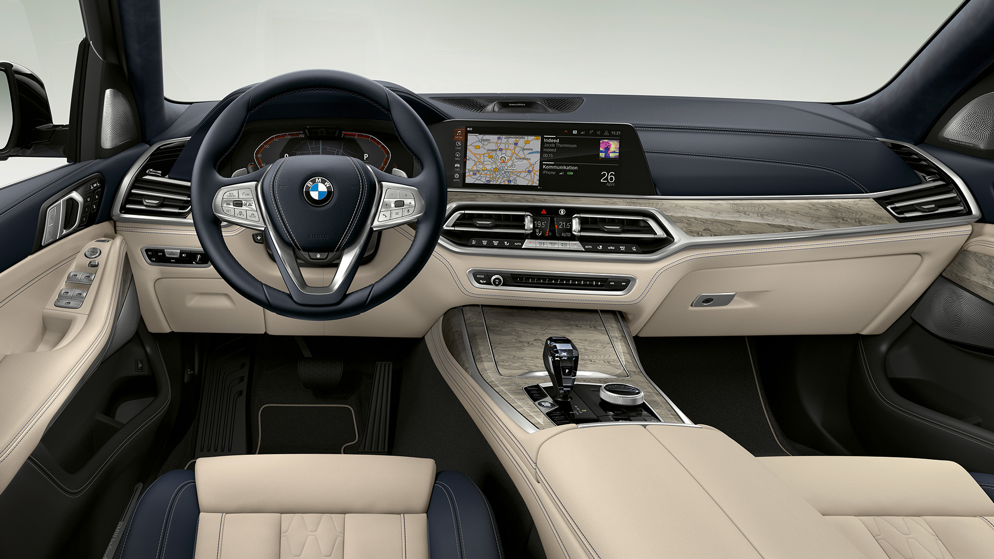 BMW X7, deska rodzielcza Design Pure Excellence Zbliżenie z przodu na deskę rozdzielczą kierowcy w BMW X7 z cehcami Design Pure Excellence