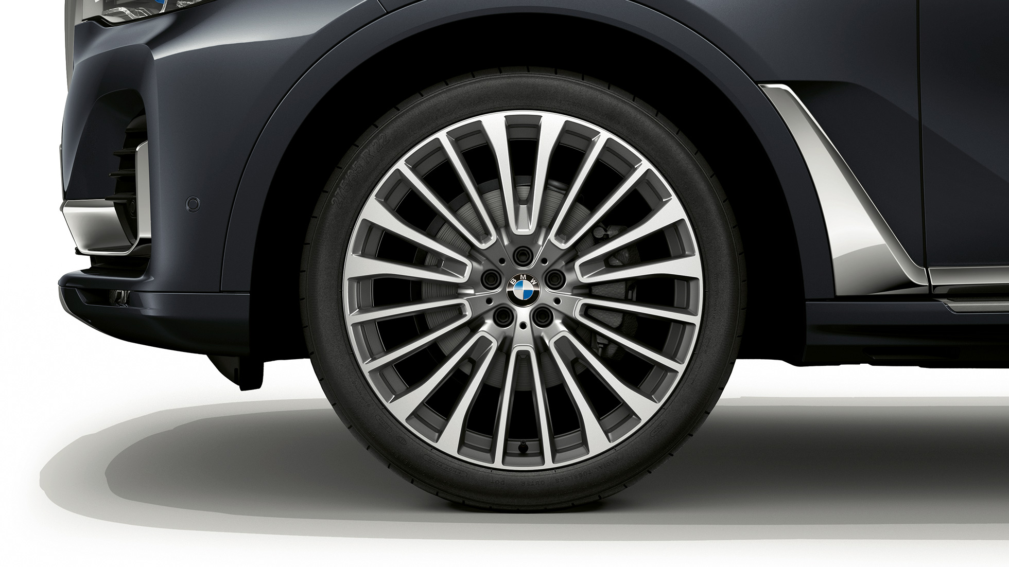 BMW X7, Design Pure Excellence obręcze kół ze stopów lekkich Zbliżenie na obręcze kół ze stopów lekkich BMW X7 z cehcami Design Pure Excellence