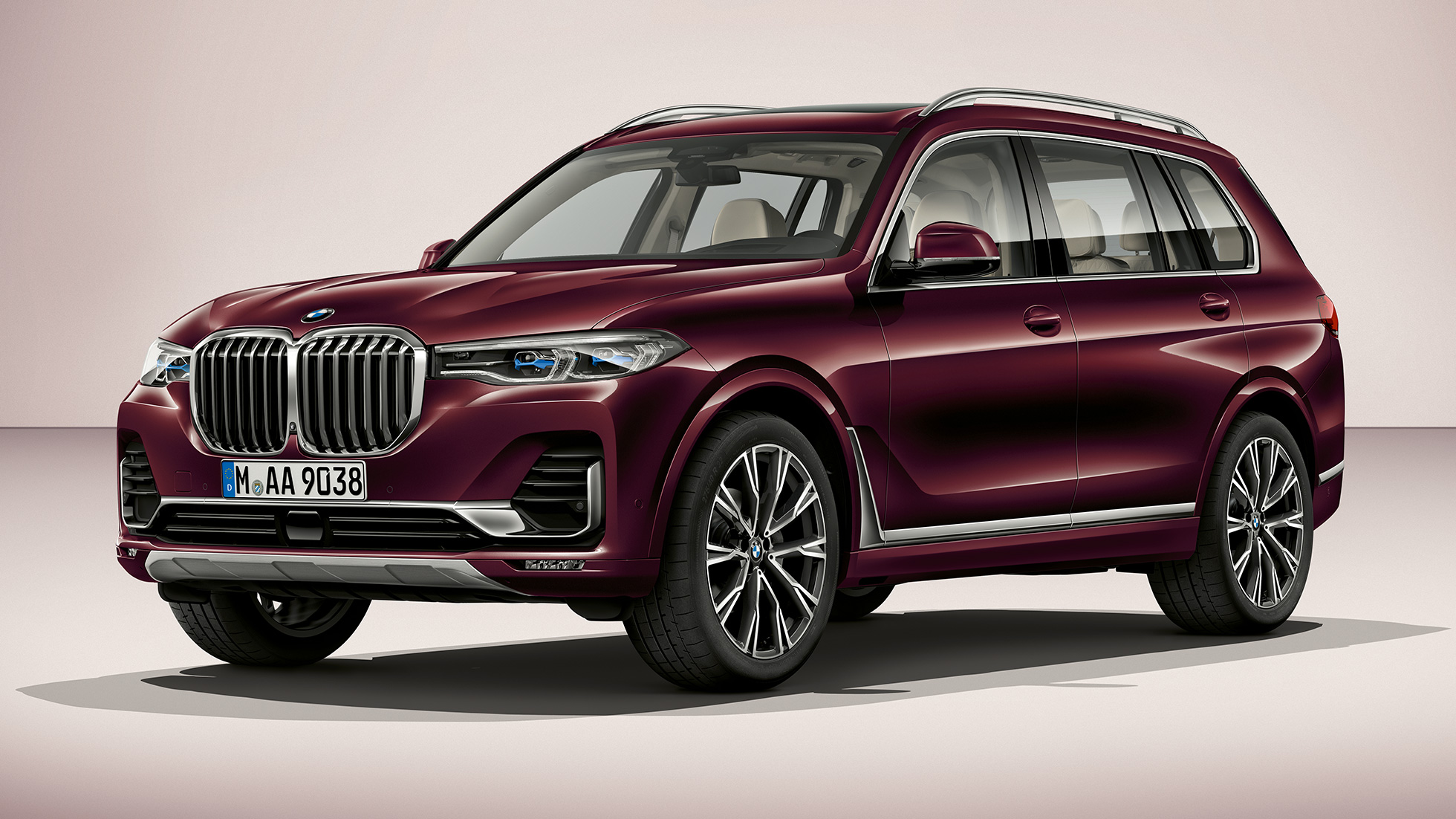 BMW X7, pakiet M Sport Ujęcie studyjne BMW X7 z przedniego półprofilu w pakiecie M Sport